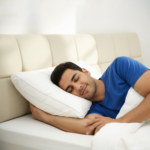 ⁦مخدة سرير بخط ابيض مزدوج 100% قطن - 800 جرام⁩ - الصورة ⁦2⁩