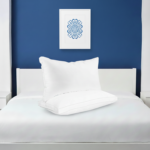 ⁦مخدة سرير بخط ابيض مزدوج 100% قطن - 800 جرام⁩ - الصورة ⁦5⁩