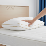 ⁦مخدة نوم بخط ذهبي مزدوج 100% قطن - 1400 جرام⁩ - الصورة ⁦4⁩