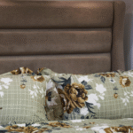 ⁦هيكل سرير منجد بالمخمل البني – رويال من ميديكال سليب⁩ - الصورة ⁦3⁩