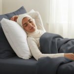 ⁦مخدة سرير بخط ابيض مزدوج 100% قطن - 1500 جرام⁩ - الصورة ⁦2⁩